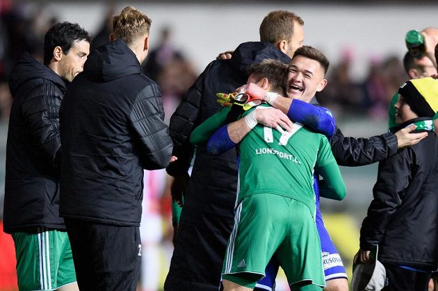 Vršovický Ďolíček v euforii. Fotbalisté Bohemians Jan Vodháněl a brankář Patrik Le Giang oslavují vítězství nad Slavií.
