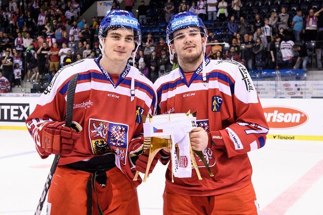 David Tomášek (vlevo) a Martin Kaut s trofejí za vítězství v turnaji Carlson Hockey Games.