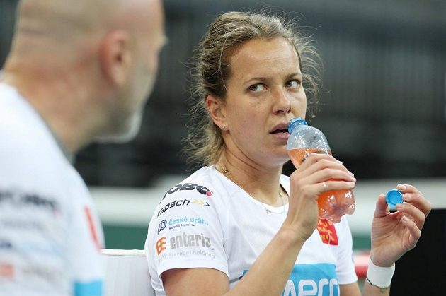 Barbora Strýcová s trenérem Davidem Kotyzou před finále Fed Cupu proti USA.