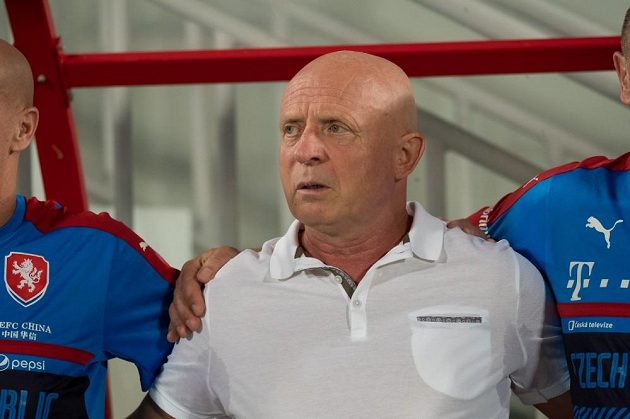 Trenér Karel Jarolím před zápasem s Katarem.