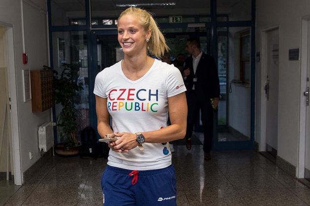 Plavkyně Simona Baumrtová během odletu první části olympijské výpravy na LOH do Ria.
