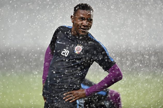 Franci Litsingi během předzápasového tréniku před utkáním 3. předkola Ligy mistrů s CSKA Moskva.