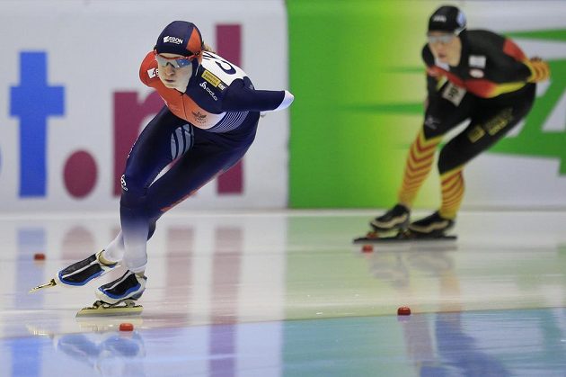 Martina Sablíková během posledního závodu sezóny na trati 3000 metrů v Heerenveenu, vpravo její pronásledovatelka v celkovém pořadí SP na dlouhých tratích Claudia Pechsteinová z Německa.