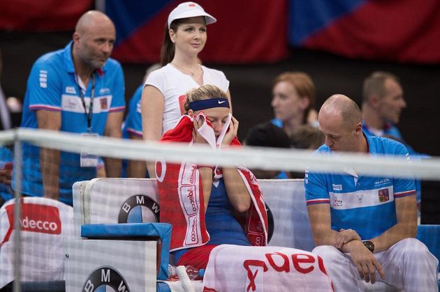 Zklamaná Petra Kvitová a kapitán Petr Pála po prohraném zápasu s Marií Šarapovovou ve finále Fed Cupu v Praze.