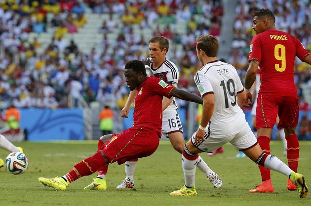 Ghanský záložník Muntari (vlevo) bojuje o míč s Němcem Lahmem během utkání skupiny G na MS v Brazílii.