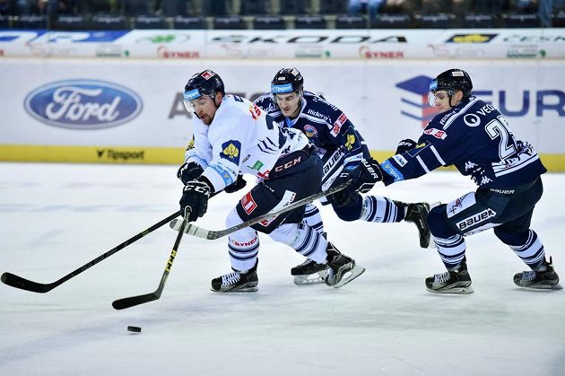 Zleva liberecký forvard Lukáš Krenželok a útočníci Vítkovic Patrik Zdráhal (vpravo) a Stanislav Balán během dohrávky 12. kola Tipsport extraligy.