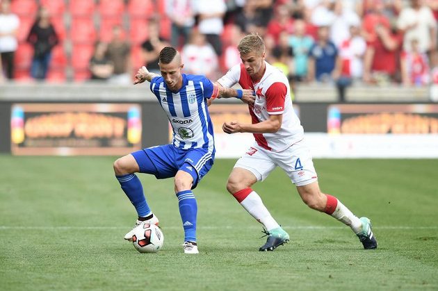Obránce Slavie Jakub Jugas atakuje mladoboleslavkého Jiřího Fleišmana v utkání 5. kola HET ligy.