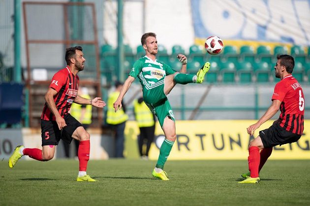 Jan Žídek z Opavy, Jan Záviška z Bohemians a Jan Řezníček během utkání ligové nadstavby ve skupině o záchranu.