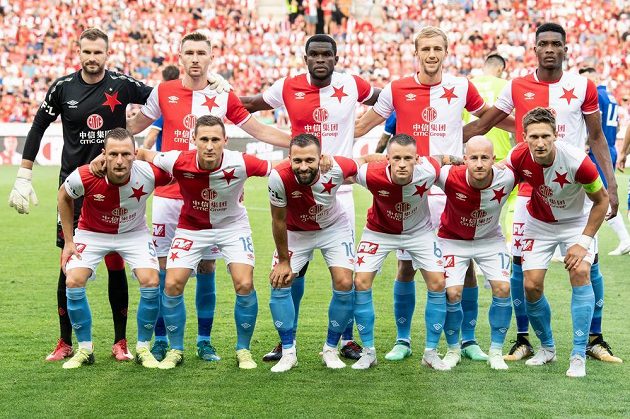 Fotbalisté Slavie Praha krátce před výkopem utkání 3. předkola Ligy mistrů, kde je jejich soupeřem ukrajinské Dynamo Kyjev.