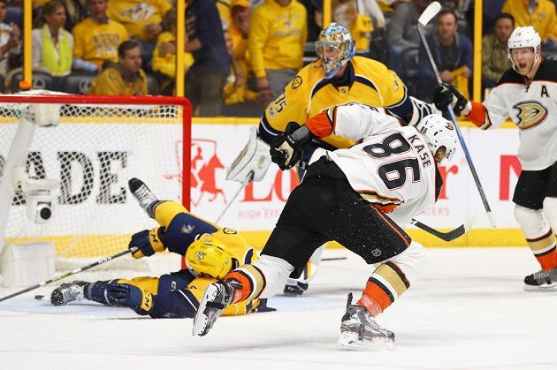 Český hokejista Ondřej Kaše se trefil na ledě Nashvillu, ale jeho Anaheim prohrál zápas 3:6. Postup do finále Stanley Cupu si zajistil tým Predators.