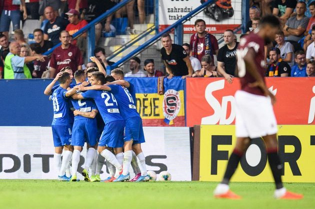 Fotbalisté Liberce oslavují gól na 1:0 během utkání 7. kola Fortuna ligy se Spartou.