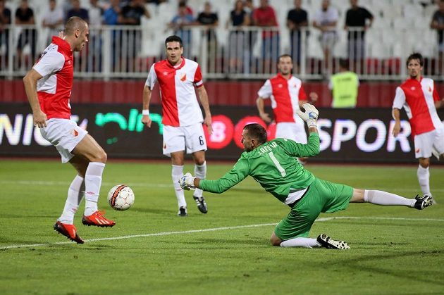 Obránce Vojvodiny Novi Sad Igor Djurič překonává vlastního brankáře Srdana Žakulu.
