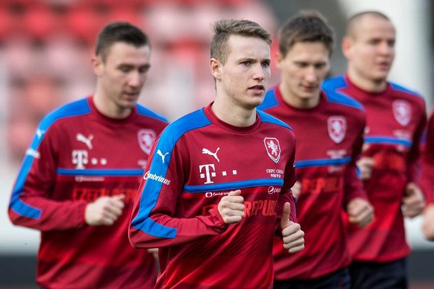 Jakub Jankto (vpředu) během tréninku fotbalové reprezentace před zápasy s Litvou a San Marinem.