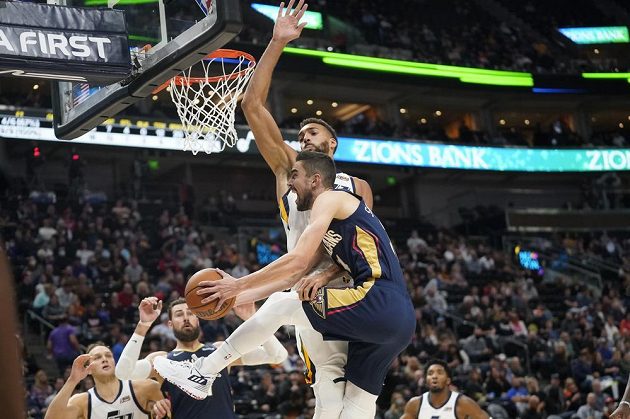 Český basketbalista Tomáš Satoranský v akci během přípravného utkání před NBA. Satoranský nastoupil v základní sestavě New Orleans.