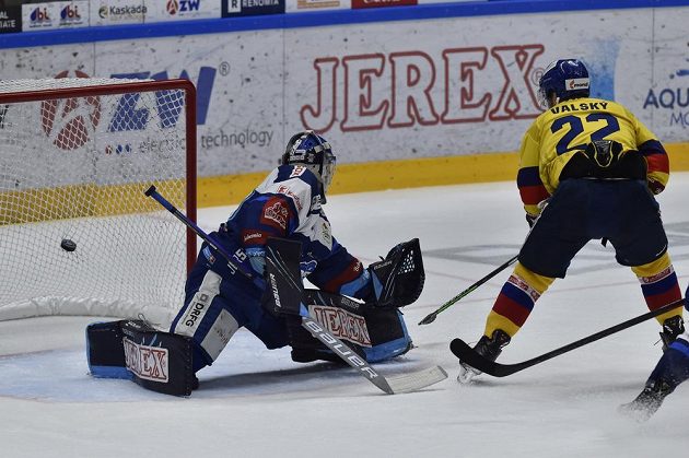 Českobudějovický útočník Jakub Valský střílí gól do sítě Komety Brno během hokejové extraligy.