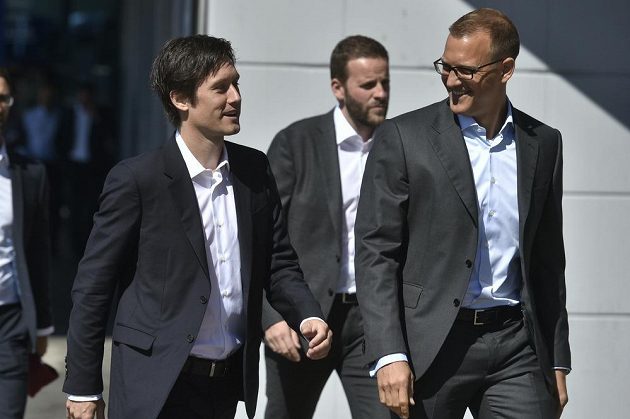 Známá tvář je zpátky na Letné - záložník Tomáš Rosický (vlevo) a sparťanský majitel Daniel Křetínský.
