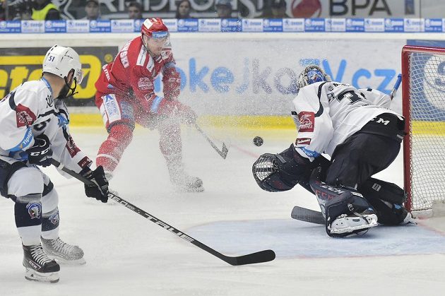 Zleva Lukáš Pulpán z Plzně a Aron Chmielewski z Třince, který střílí gól domácímu brankáři Dominiku Frodlovi.