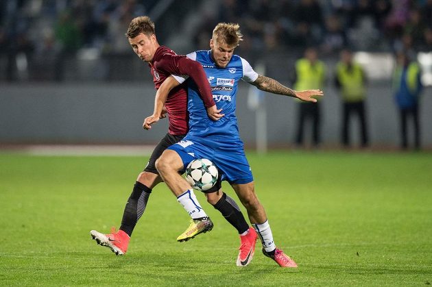 Lukáš Mareček ze Sparty Praha (vlevo) v souboji s Janem Hladíkem ze Znojma během utkání 3.kola MOL Cupu. Sparta vyhrála zápas 1:0.