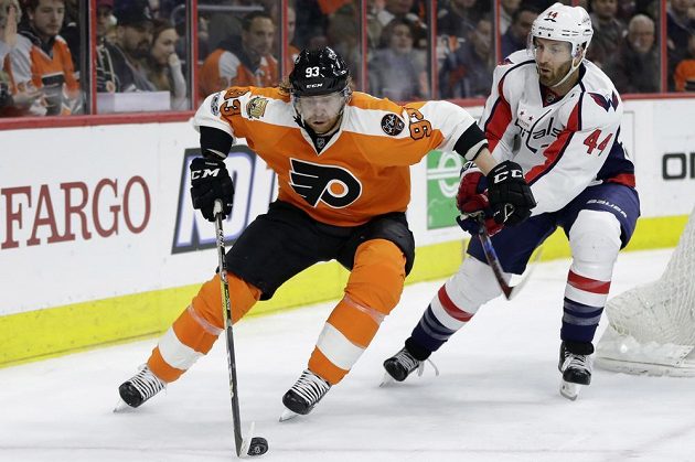 Český útočník Philadelphia Flyers Jakub Voráček (vlevo) se snaží uniknout bránícímu Brooksu Orpikovi z Washingtonu v utkání NHL. Philadelphia prohrála 1:4.