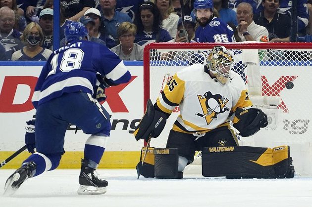 Brankýř Pittsburghu Penguins Tristan Jarry (35) si dokázal poradit s šancí českého útočníka Tampy Bay Ondřeje Paláta.
