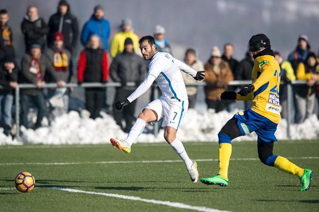 Zimní posila Sparty Néstor Albiach střílí gól na 2:0 během přípravého utkání s Teplicemi.