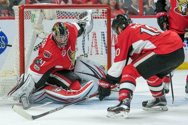 Brankář Ottawy Craig Anderson v akci v průběhu pátého utkání play off proti New York Rangers.