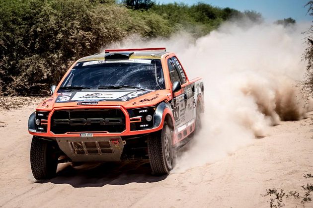 Martin Prokop s vozem Ford na trati druhé etapy Rallye Dakar.