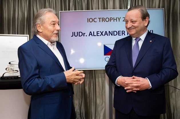 Karel Gott a ombudsman olympijského výboru Alexander Károlyi během předání ceny MOV za rok 2018, dne 10. prosince 2018 v Praze.