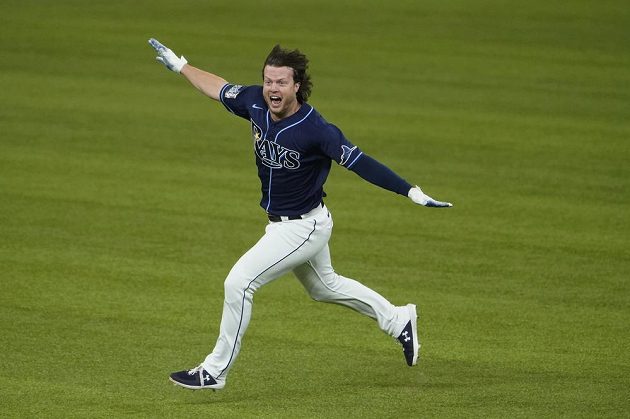 Brett Phillips oslavuje vítězství nad Dodgers. Právě po jeho odpalu Tampa vybojovala vítězný bod.