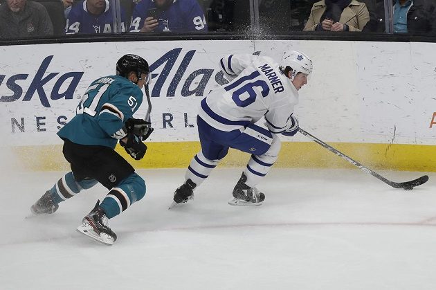 Hokejista Toronta Maple Leafs Mitchell Marner (16) se snaží uniknout Radimu Šimkovi z týmu San Jose Sharks.