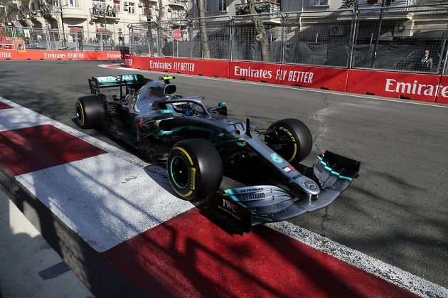 Pilot mercedesu Valtteri Bottas bojuje na trati v Baku.