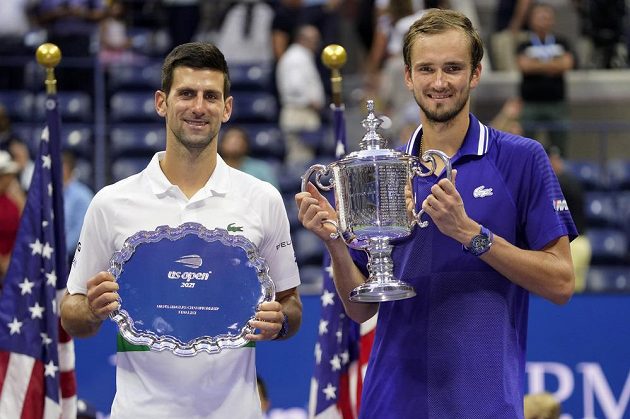 Vítěz tenisového US Open Daniil Medveděv z Ruska /vpravo) a Srb Novak Djokovič.