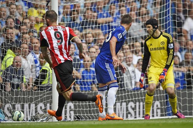 Steven Fletcher ze Sunderlandu (vlevo) se raduje. Vstřelil gól brankáři Chelsea Petru Čechovi (vpravo). Uprostřed stoper Blues John Terry.