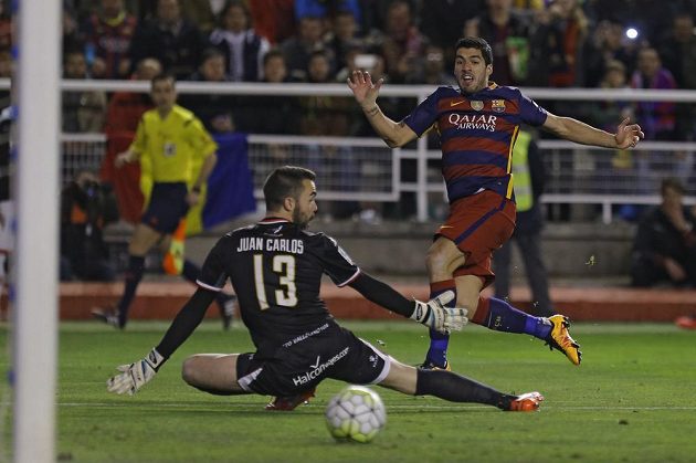 Barcelonský útočník Luis Suárez (vpravo) se snaží překonat brankáře Vallecana Juana Carlose Martína v zápase 27. kola španělské ligy.