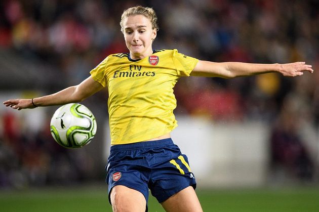 Opravdová kanonýrka! Vivianne Miedemaová z Arsenalu během utkání Ligy mistryň na hřišti Slavie měla pořádně nabbito.
