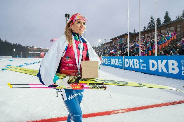 Gabriela Koukalová ze zlatou medailí za vítězství v závodu s hromadným startem na 12,5 km žen v Novém Městě na Moravě.
