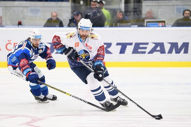 Martin Zaťovič z Brna a Jaromír Jágr z Kladna během utkání hokejové Tipsport extraligy.