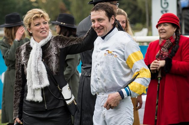 Vítěz 126. Velké pardubické žokej Jan Faltejsek a trenérka Martina Růžičková.