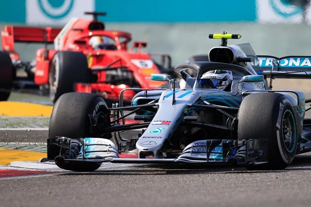 Finský pilot Valtteri Bottas před německým soupeřem Sebastianem Vettelem při čínské Grand Prix.