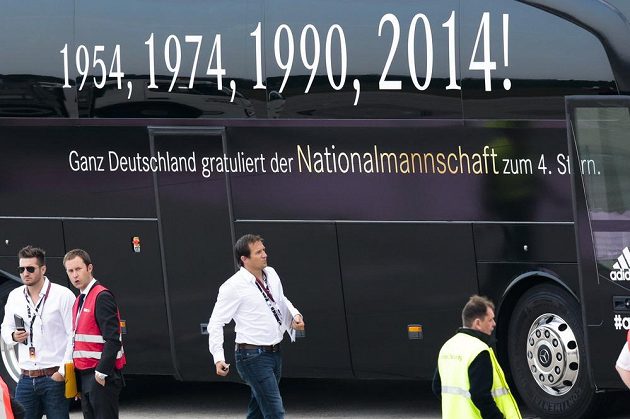 Autobus vyzdobený slavnými německými fotbalovými letopočty byl připraven na berlínském letišti Tegel pro zlatý tým.