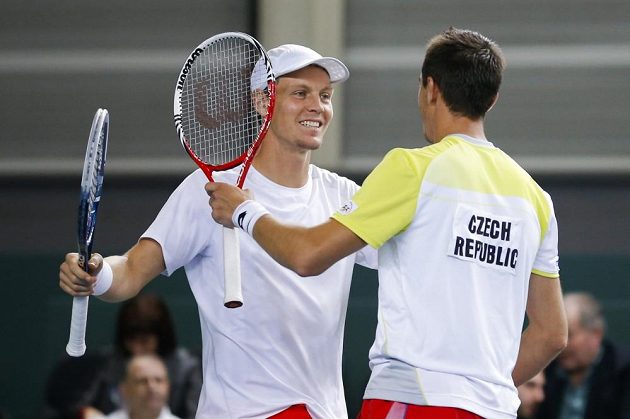 Čeští tenisté Tomáš Berdych (vlevo) a Lukáš Rosol se radují z výhry nad švýcarským párem Stanislav Wawrinka, Marco Chiudinelli.