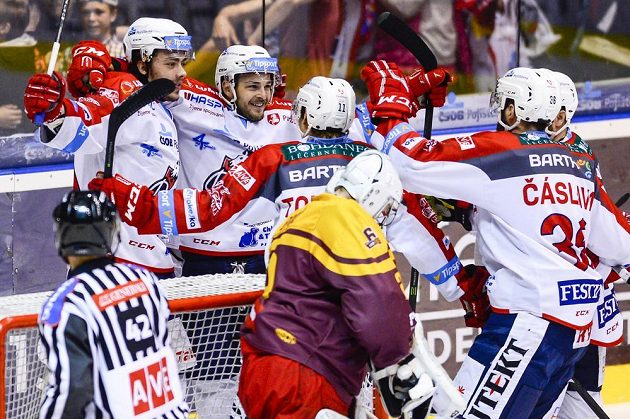 Zleva Matěj Beran, Michal Bárta, David Tomášek a Petr Čáslava (všichni z Pardubic) oslavují gól proti Jihlavě.