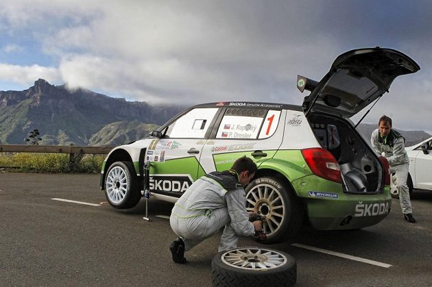 Posádky továrního týmu Škoda Motorsport Jan Kopecký (vlevo) a navigátor Jan Dresler mění kolo během Rallye Kanárské ostrovy.