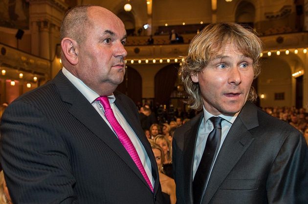 Miroslav Pelta (vlevo) a Pavel Nedvěd během vyhlášení ankety Fotbalista roku 2015 v Obecním domě v Praze.