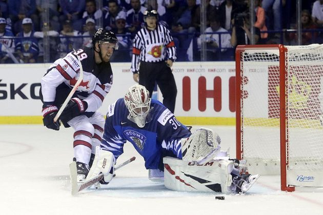 Kanadský hokejista Anthony Mantha v akci před brankou Suomi na mistrovství světa. Branku Finska hájil Kevin Lankinen.