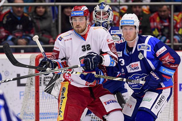 Jakub Lev z Hradce Králové, brankář Brna Marek Čiliak a Jack Glover z Brna v akci během extraligového utkání.