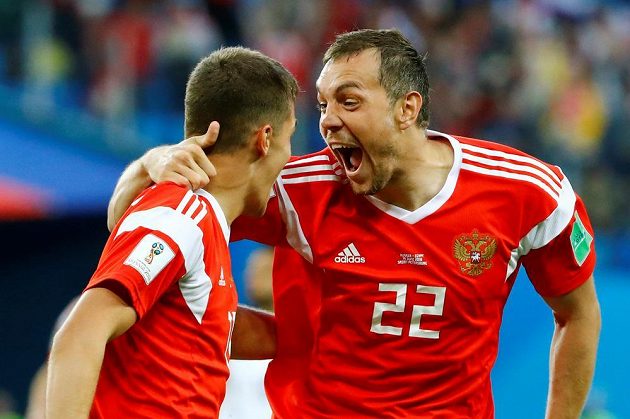 Ruská radost v utkání s Egyptem na mistrovství světa. Sborná slavila, do vlastní sítě poslal míč Ahmad Fasí.