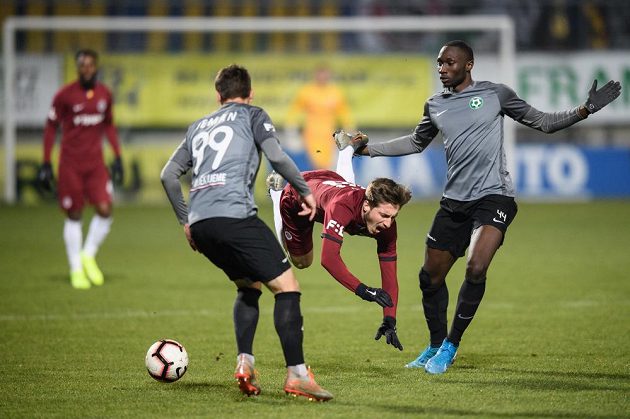 Martin Zeman z Příbrami, Michal Sáček ze Sparty Praha a Soufiane Dramé z Příbrami během utkání v Příbrami.