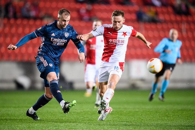 Rob Holding z Arsenalu a Jan Kuchta ze Slavie Praha během odvety čtvrtfinále Evropské ligy.