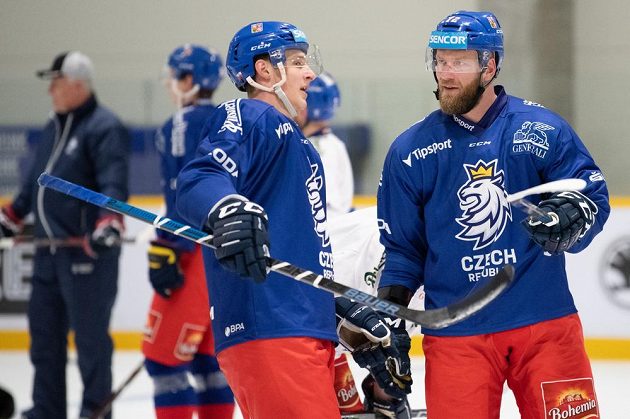 Dominik Kubalík (vlevo) a Jiří Novotný během tréninku hokejové reprezentace před turnajem Channel One Cup